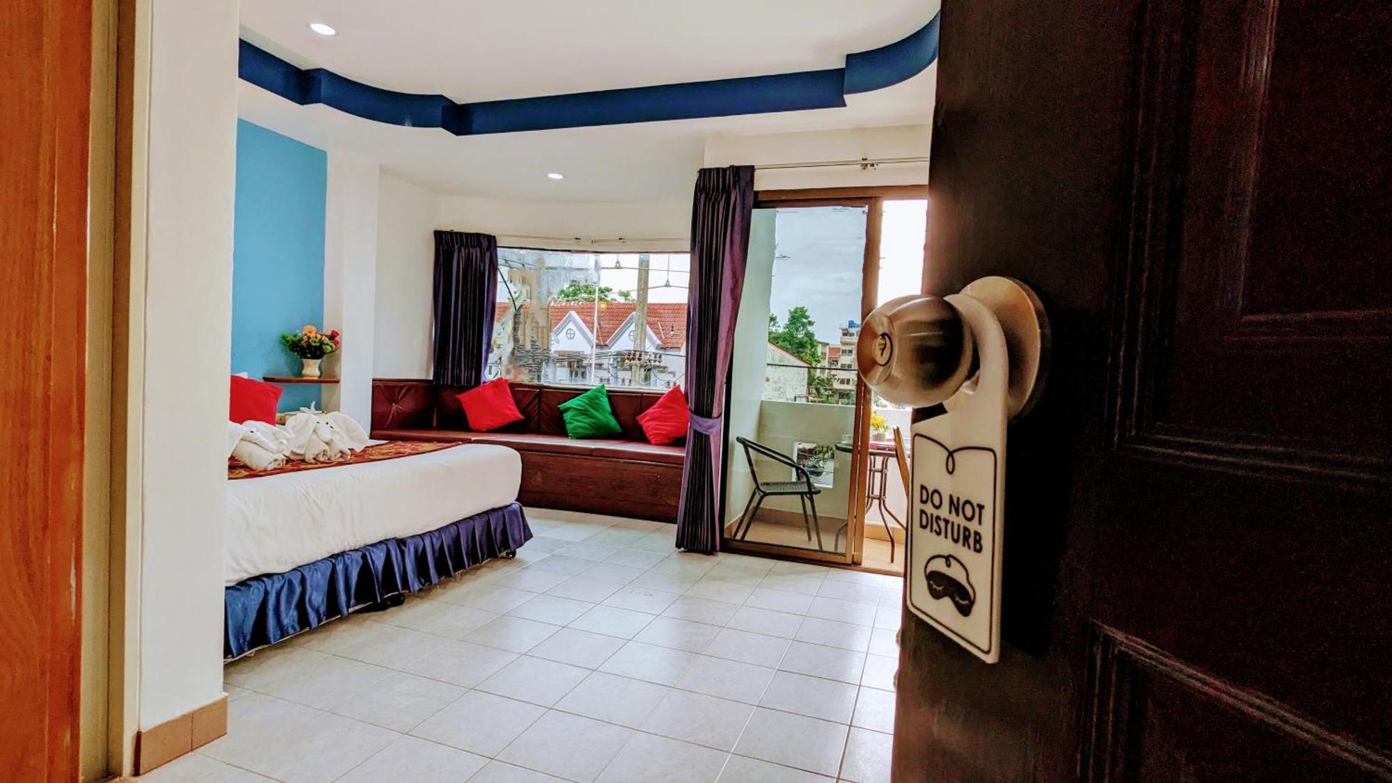 Heaven House Restro & Bar Hotel Patong Exterior foto