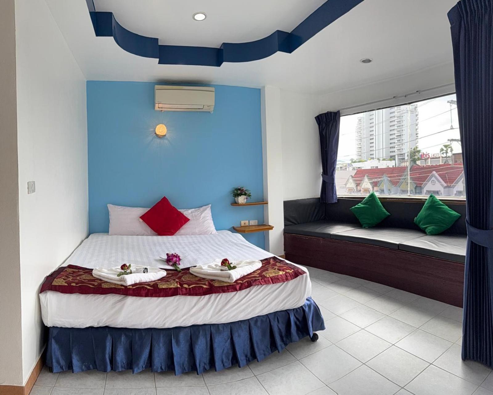 Heaven House Restro & Bar Hotel Patong Exterior foto
