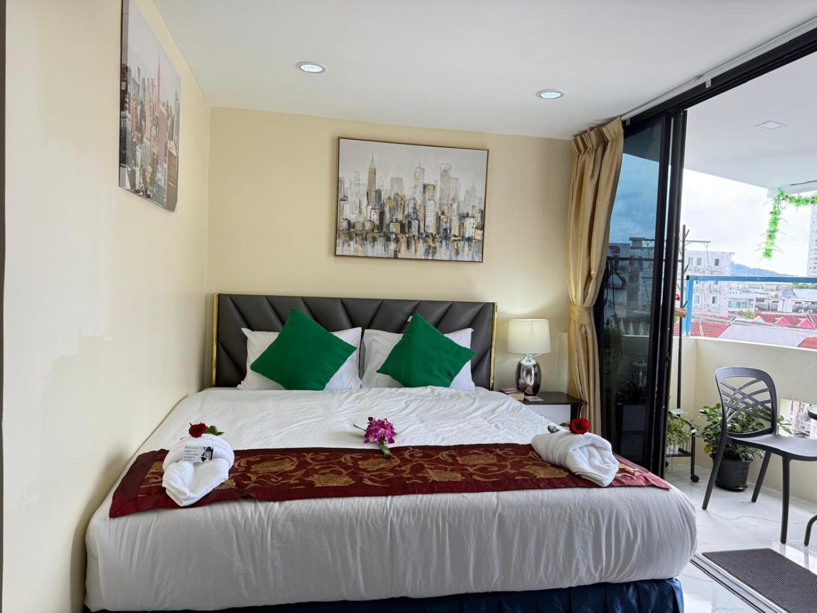 Heaven House Restro & Bar Hotel Patong Exterior foto