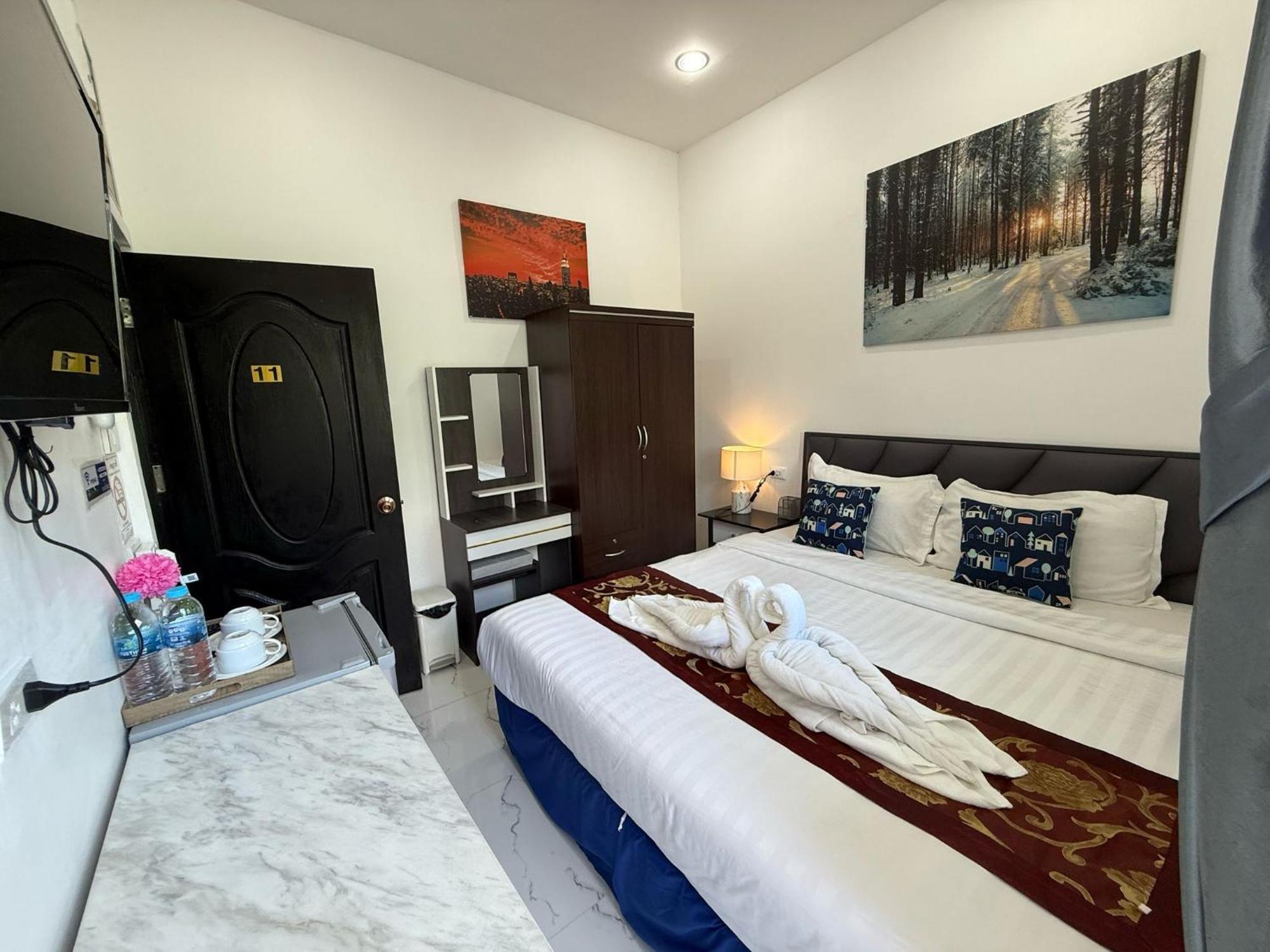 Heaven House Restro & Bar Hotel Patong Exterior foto